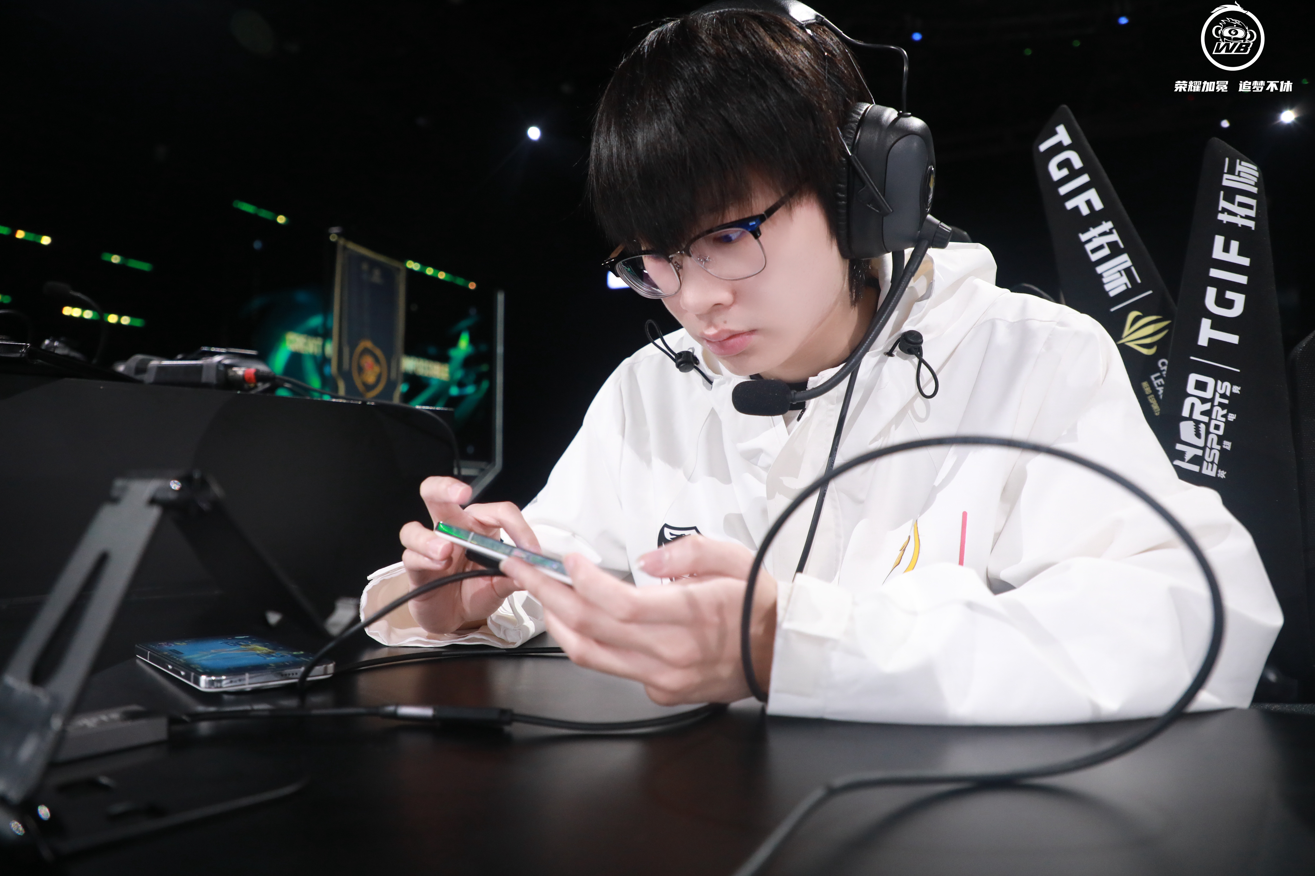 WBG轻取G2,Deft线上压制力十足强强对话成都决赛之夜,强势挺进下一轮 WBG轻取G2,Deft线上压制力十足强强对话成都决赛之夜,强势挺进下一轮