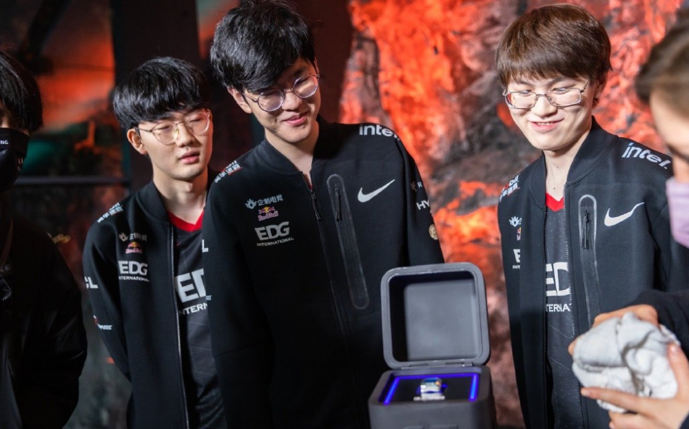 FLY险胜SHR,Meiko关键团战开团秒人激烈交锋四强赛,点燃全场激情 FLY险胜SHR,Meiko关键团战开团秒人激烈交锋四强赛,点燃全场激情